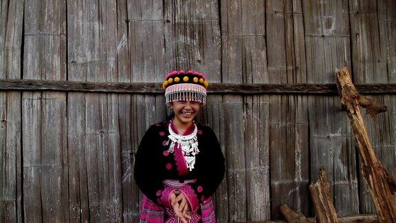 泰国山部落对着镜头微笑