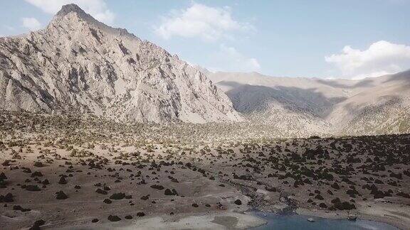 Iskanderlul湖这张照片是在海拔3000米的最近的山顶拍摄的高清
