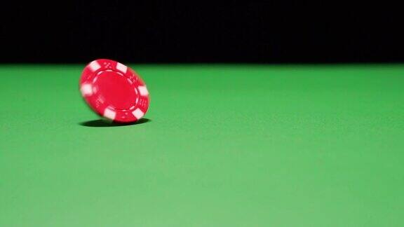 旋转扑克筹码在绿色桌子上旋转的慢动作