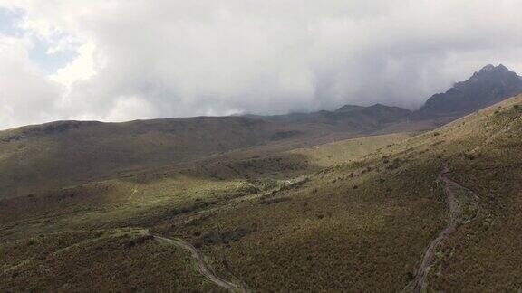 令人印象深刻的空中视角厄瓜多尔的山脉景观土路和云没有人在白天的自然之美旅游目的地
