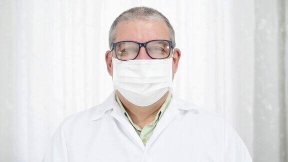 男人戴着雾蒙蒙的眼镜因为戴上了防护面具而微笑