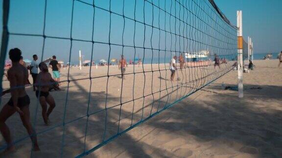 在巴西里约热内卢的沙滩上踢足球
