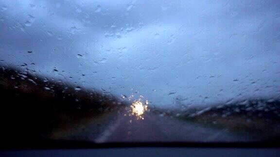 SLOMO在雨中驾驶苏格兰高地英国