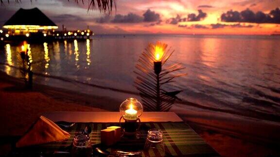 在海边的餐馆里招待客人期待着日落时分的到来
