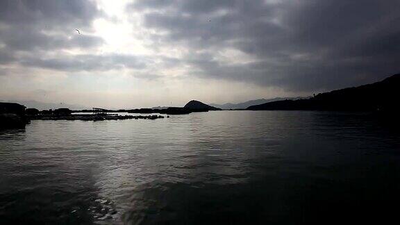 福建霞浦农民在海边养殖鲍鱼在水中放入大量笼子他们生活在海面上