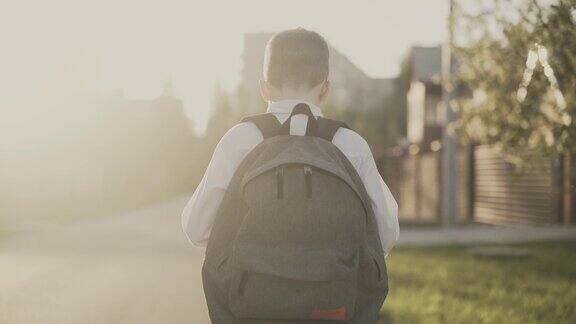 CU跟踪背影:一个穿着校服背着背包的男生的肖像