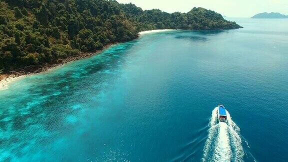 一艘快艇在缅甸nyuangoophee岛蓝色海水上行驶