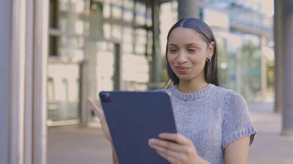 一个年轻女商人在城市里使用数码平板电脑的4k视频片段