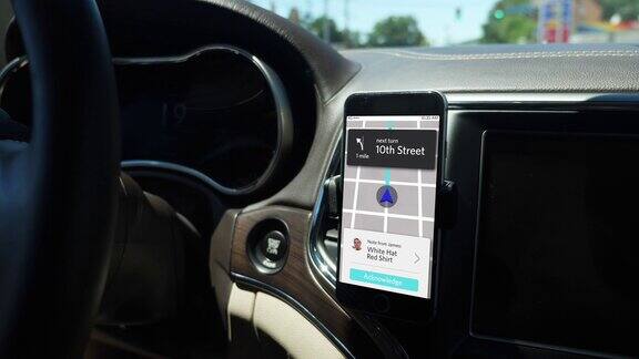 车载智能手机上的拼车应用程序屏幕