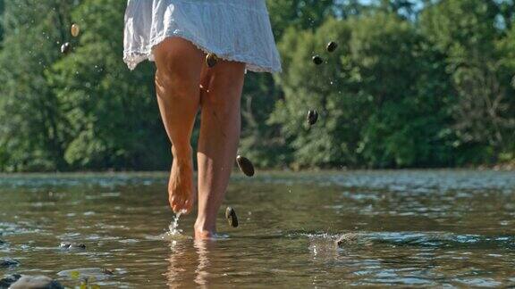 一个面目全非的女人往河里扔石头