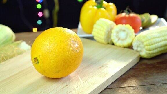 橘子水果放在家里厨房的木板上滑拍