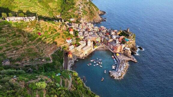 Vernazza的日落景象是意大利北部利古里亚省拉斯佩齐亚省的一个小镇它是游客经常光顾的著名五渔村中第二小的城镇
