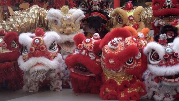一群在节日期间表演的中国狮子