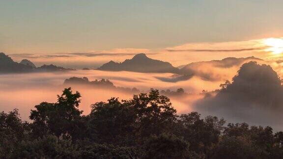 鸟瞰日出时云雾在山上移动