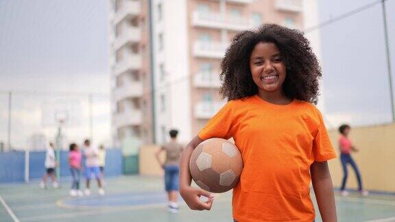 一个女孩在体育场上拿着球的肖像