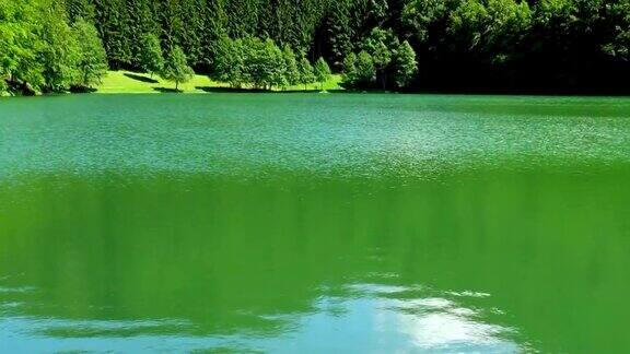 山上平静的湖水