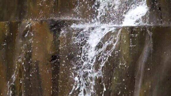 水从石墙上落下4k慢镜头60fps