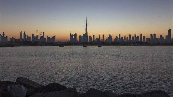 城市和现代摩天大楼和城市在日出的阿联酋迪拜