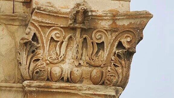 哈德良之门的壁柱上装饰着美丽的科林斯柱顶