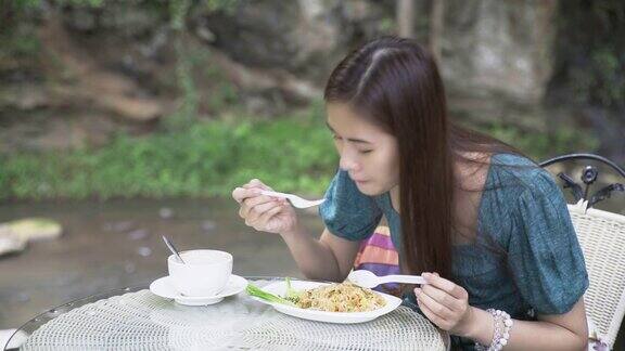 年轻女子在吃泰式炒粉