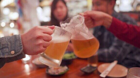 在日本咖啡馆为朋友倒啤酒