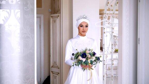 美丽的穆斯林新娘在工作室婚纱与新娘头饰