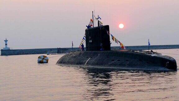 日落时分潜水艇在港口里
