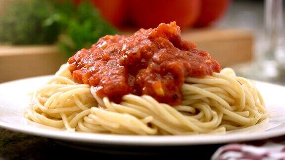 吃意大利面加番茄酱的意大利食物