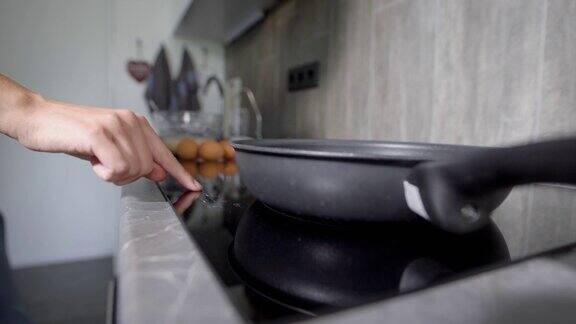女人手里拿着刀切菜在家做饭是一个人生活中重要的一部分