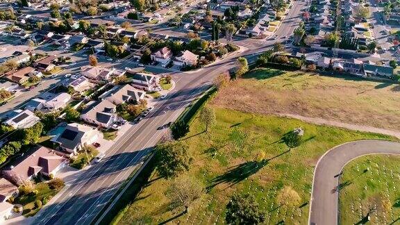 这是加州西米谷的无人机拍摄的视频
