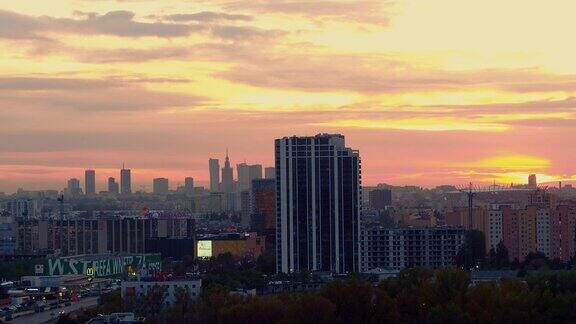 华沙日落时美丽天空的无人机镜头
