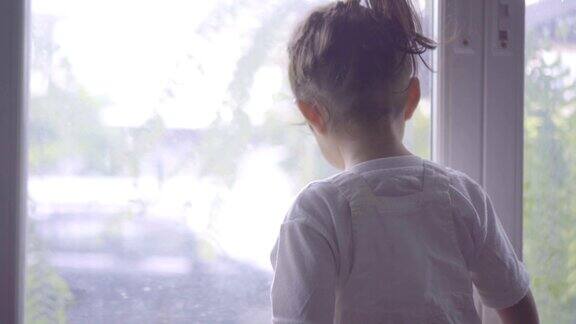 小女孩望着窗外
