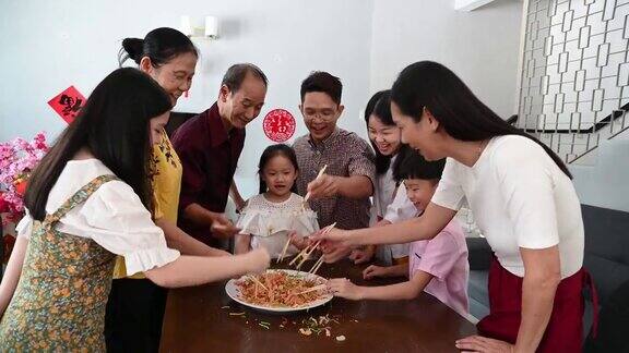 几代亚洲华人家庭欢度春节享用传统美食