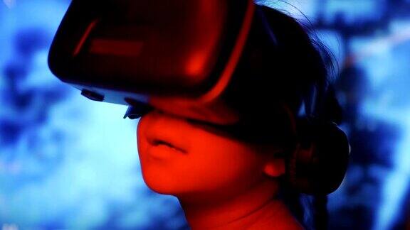 小女孩使用交互式虚拟现实头戴器眩晕和享受虚拟现实