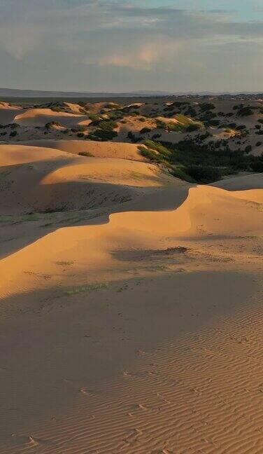 日出时沙丘的鸟瞰图