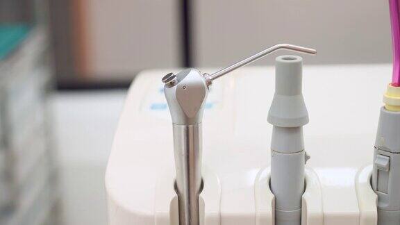 拔牙合牙:牙科单元带唾液喷射器的抽气系统为牙科医生在医院补牙做准备