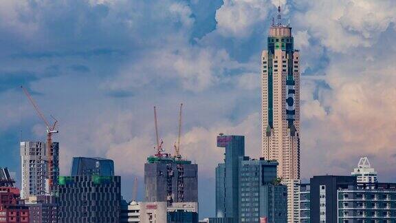 下午阳光透过云层照在曼谷上空的摩天大楼