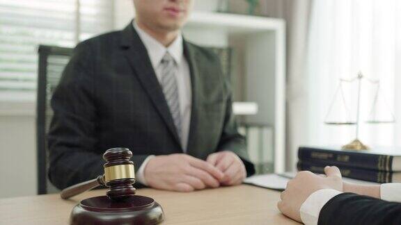 律师为客户提供法律咨询