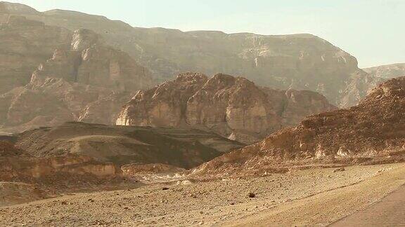 透过车窗可以看到岩石沙漠山地沙漠全景