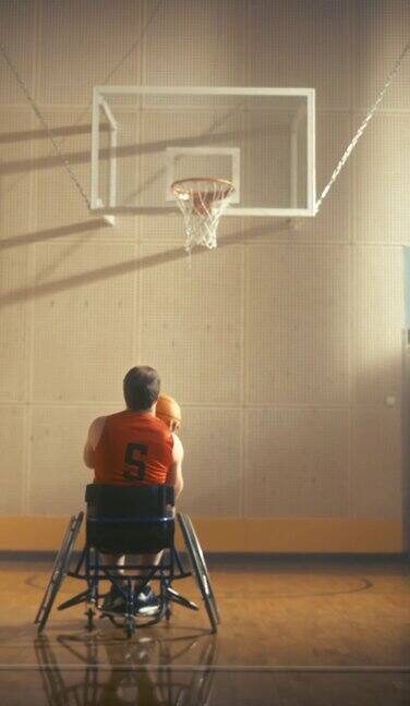 垂直视频轮椅篮球运动员运球成功射门得分完美一个残疾人快速移动的决心得分发挥赢得