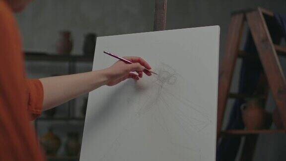 艺术家用铅笔在画布上手绘素描细节