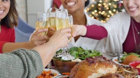 各种各样的女性朋友一起享用传统的圣诞晚餐