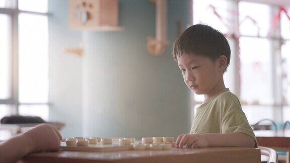 下中国象棋的小男孩