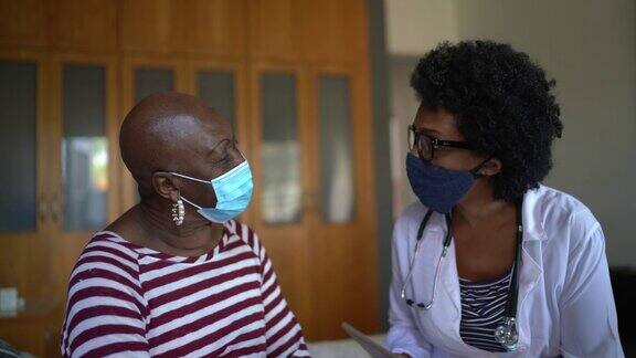 健康访视员和养老院访视期间的一名老年妇女