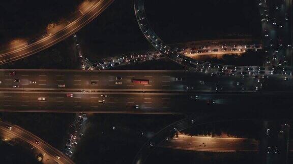 高速公路鸟瞰图繁忙的城市高峰时间严重的交通堵塞高速公路