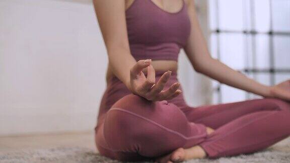 瑜伽女人的手在冥想瑜伽姿势