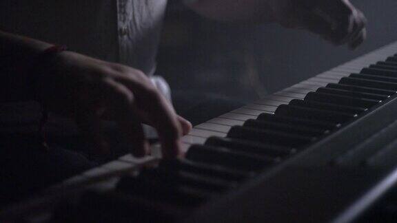 音乐家演奏键盘钢琴键盘音乐播放器