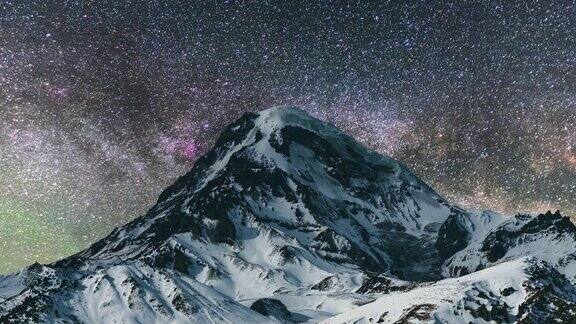 美丽的夜晚延时景观白雪覆盖的群山在繁星点点的夜晚