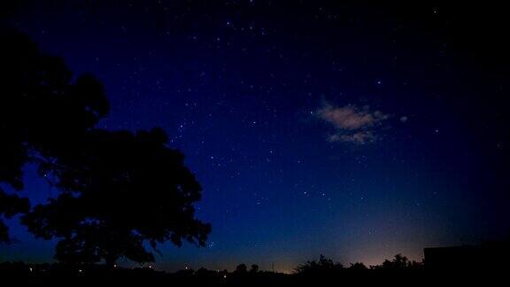 星星在黑暗的天空中移动