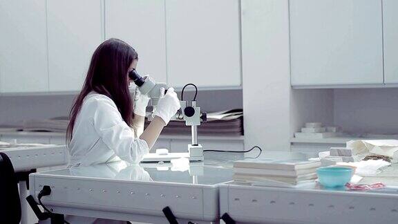 女性研究员使用显微镜